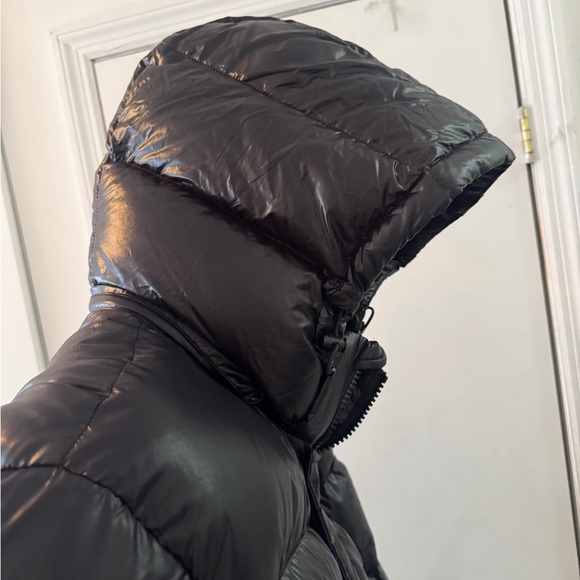 Super Puff Shorty Puffer w Hood - Black Gloss - Aritzia - Picture 6 of 10
